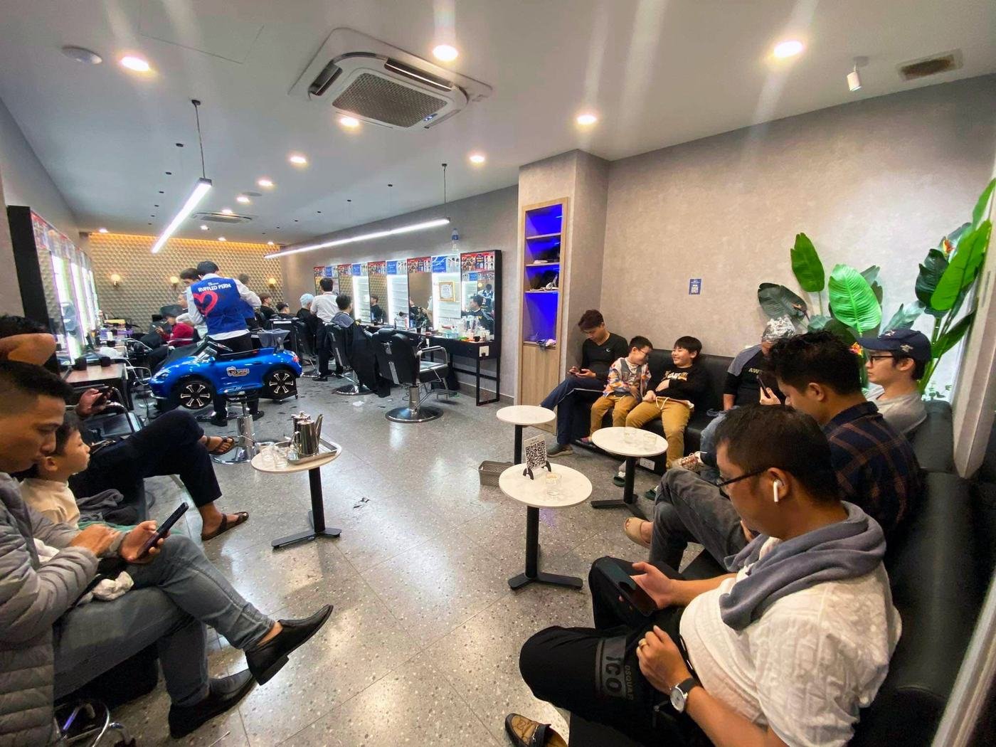 Salon 30Shine 264 Lạc Long Quân kín khách ngày khai trương