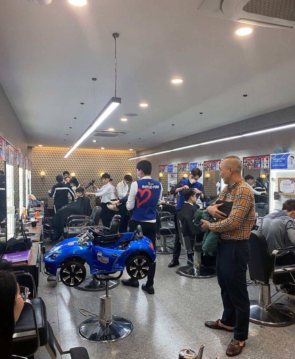 Khách xếp hàng chờ tại 30Shine