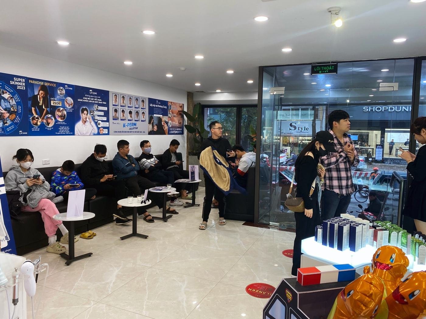 Không gian salon 30Shine đông khách