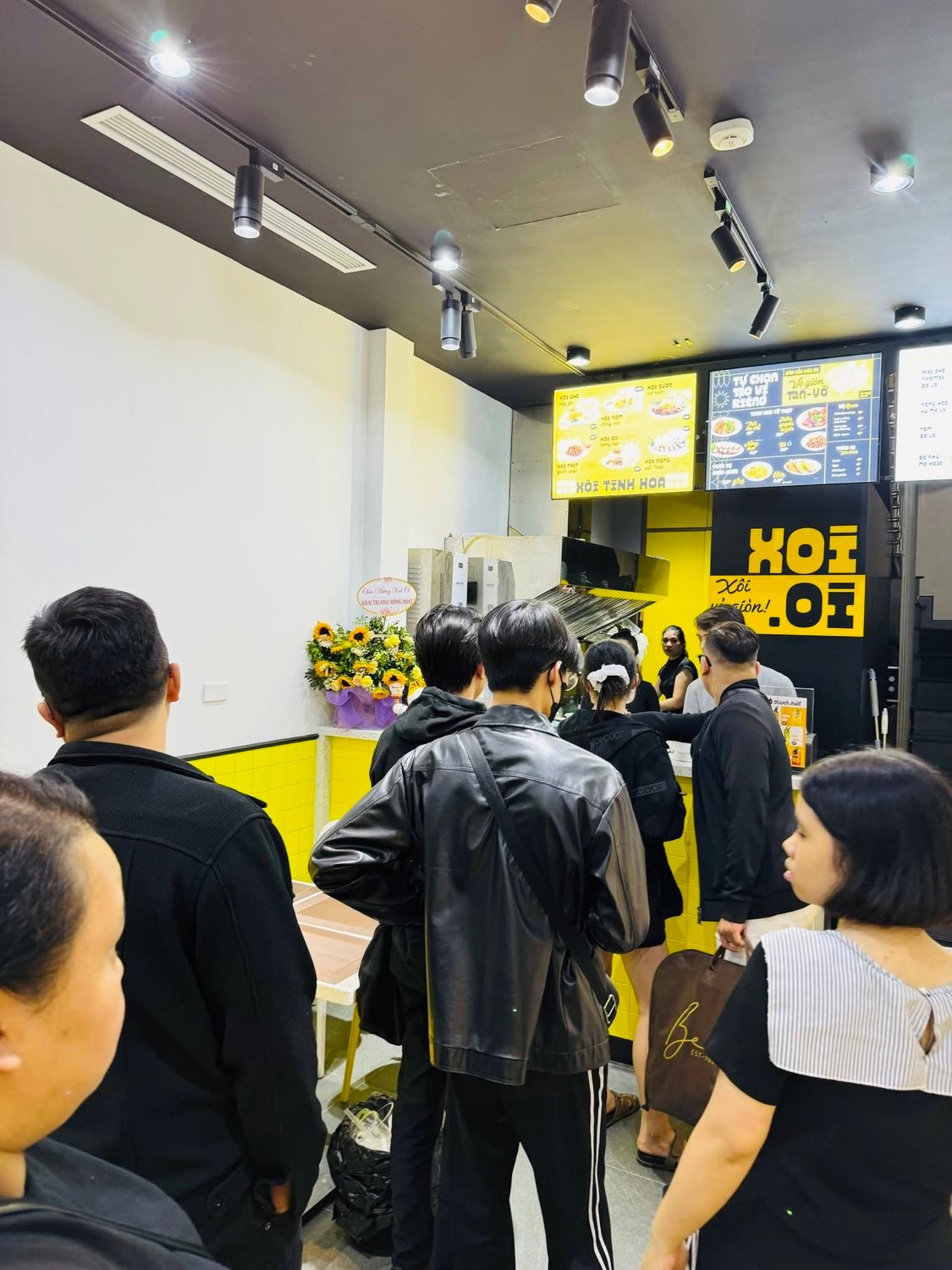 Cửa hàng XOI.OI đông khách