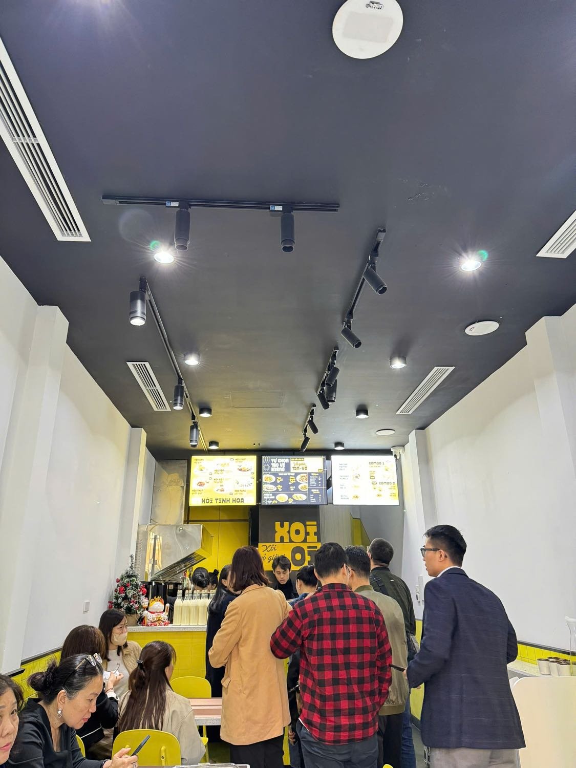 Khách xếp hàng gọi món tại XOI.OI
